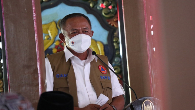 Kepala BNPB Ganip Warsito saat meninjau kondisi di Bangkalan terkait lonjakan kasus positif COVID-19, Selasa (8/6). Foto: BNPB