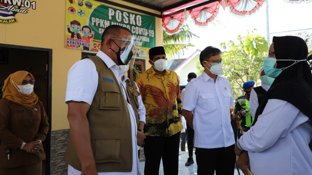 Kepala BNPB Ganip Warsito saat meninjau kondisi di Bangkalan terkait lonjakan kasus positif COVID-19, Selasa (8/6). Foto: BNPB