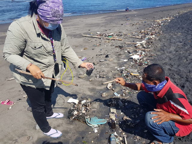 Pengambilan sample pencemaran minya di Pantai Saba, Gianyar - IST