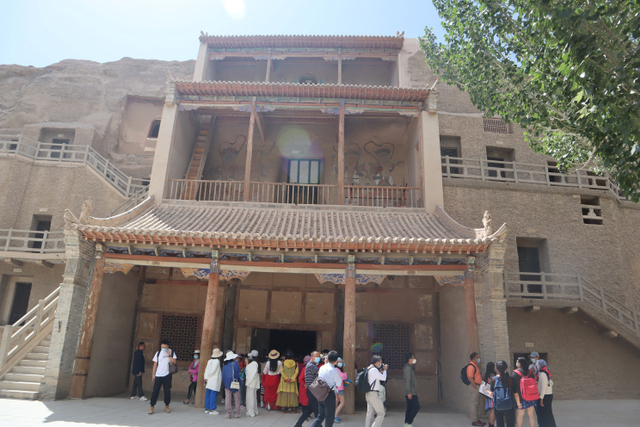 Wisatawan memadati situs Buddha kuno Mogao Caves di Kota Dunhuang, Provinsi Gansu, China. Foto: M. Irfan Ilmie/ANTARA FOTO