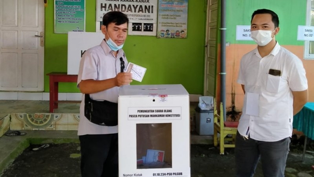 Salah seorang warga di Banjarmasin Selatan gunakan hak pilihnya pada pelaksanaan PSU Pilgub Kalsel 2020, Rabu (9/6). Foto: Istimewa/ANTARA Kalsel