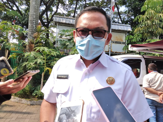 Kepala Bapenda Kota Malang Handi Priyanto, saat mengecek pelayanan PBB di kelurahan. Foto: Feni Yusnia.