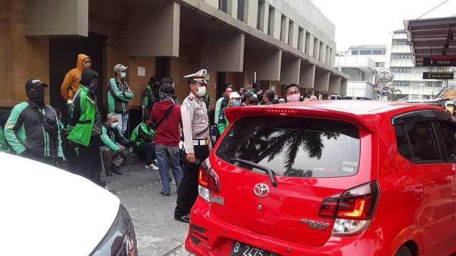 Satlantas Jaksel melaksanakan himbauan protokol kesehatan di MCDonald's Pondok Indah, Jakarta Selatan, Rabu (9/6). Foto: Twitter/@TMCPoldaMetro