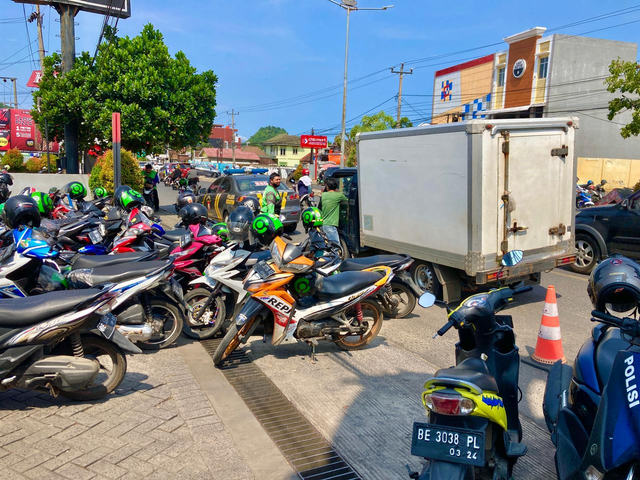 BTS Meal Hadir, Ratusan Driver Ojol Padati McDonalds Kedaton Bandar Lampung (2)