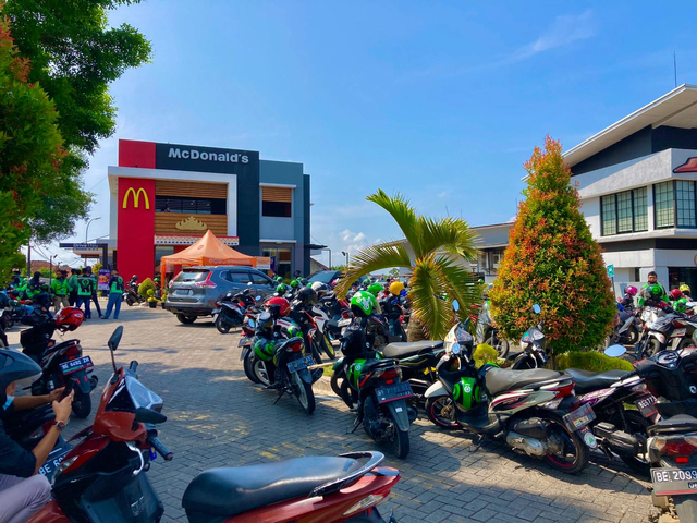 BTS Meal Hadir, Ratusan Driver Ojol Padati McDonalds Kedaton Bandar Lampung (3)