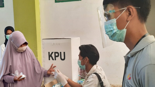 Pelaksanaan PSU Pilgub Kalsel di TPS 07 Kelurahan Pemurus Dalam, Kota Banjarmasin dengan menerapkan protokol kesehatan secara ketat. Foto: Firman/ANTARA
