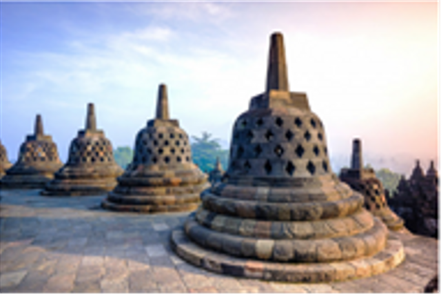 Candi Borobudhur sebagai salah satu pertanda datangnya Budha di Indonesia. https://www.freepik.com/
