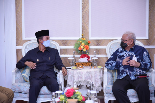 Wali Kota Palembang dan Dirut Bank Sumsel Babel saat menjalin komunikasi. (Foto. Istimewa)
