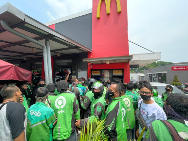 Kerumuman ojol saat mengantre membeli promo spesial makanan, BTS Meal di  McDonald's Medan. Foto: Rahmat Utomo/kumparan
