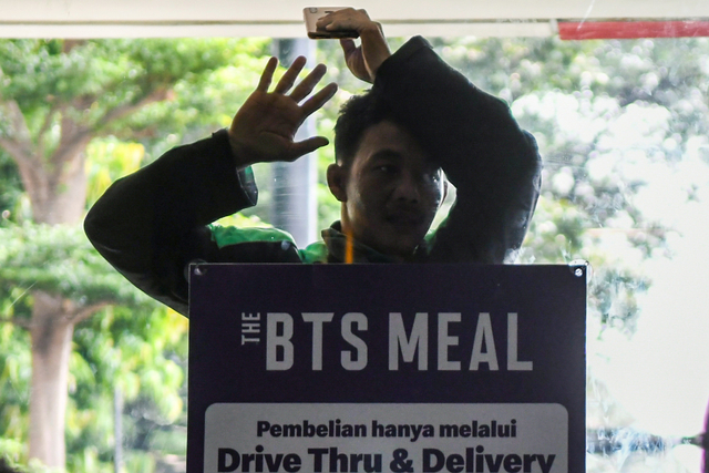 Seorang pengemudi ojek daring mengantre untuk mengambil pesanan di gerai McDonalds Raden Saleh, Jakarta, Rabu (9/6/2021). Foto: Galih Pradipta/Antara Foto