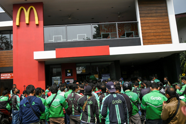 Pengemudi ojek daring memadati gerai McDonalds Raden Saleh di Jakarta, Rabu (9/6/2021). Foto: Galih Pradipta/Antara Foto