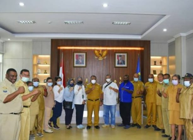 Bupati Tambrauw pose bersama tim dari Kementrian PUPR dalam kunjungannya ke Kabupaten Tambrauw