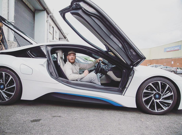 Conor McGregor dan BMW i8. Foto: Instagram/@thenotoriousmma