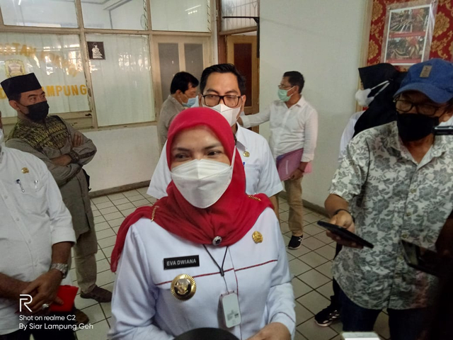 Wali Kota Bandar Lampung Eva Dwiana saat diwawancarai awak media, Rabu (9/6) | Foto : Sidik Aryono/Lampung Geh