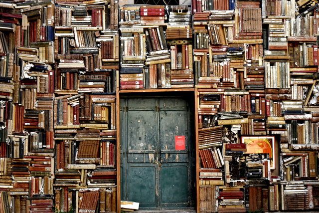 Ilustrasi: Tumpukan buku usang di perpustakaan. Foto: pixabay.com