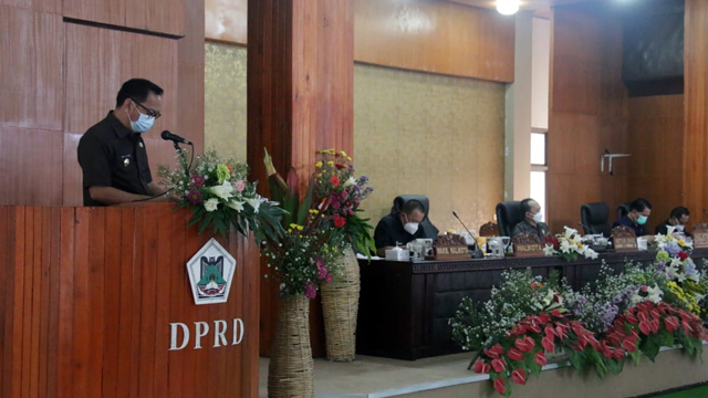 Wali Kota Tomohon Caroll J.A. Senduk saat membacakan pertanggungjawaban pelaksanaan APBD Kota Tomohon tahun anggaran 2020 di Rapat Paripurna DPRD