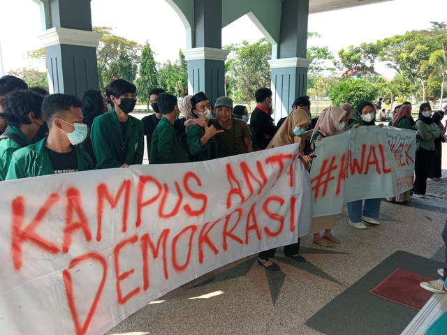 Forum Mahasiswa (Forma) UIN Raden Intan Lampung di depan Gedung Rektorat UIN Raden Intan Lampung, Rabu (9/6). | Dok. Istimewa