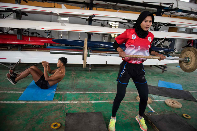 Atlet Dayung Melani Putri (kanan) menjalani sesi latihan fisik untuk persiapan Olimpiade Tokyo 2020 di Situ Cileunca, Pangalengan, Kabupaten Bandung, Jawa Barat, Rabu (9/6/2021). Foto: M Agung Rajasa/ANTARA FOTO