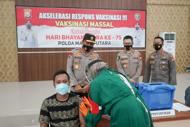 Kapolda Maluku Utara saat memantau jalannya vaksinasi massal di Kota Ternate. Foto: Istimewa