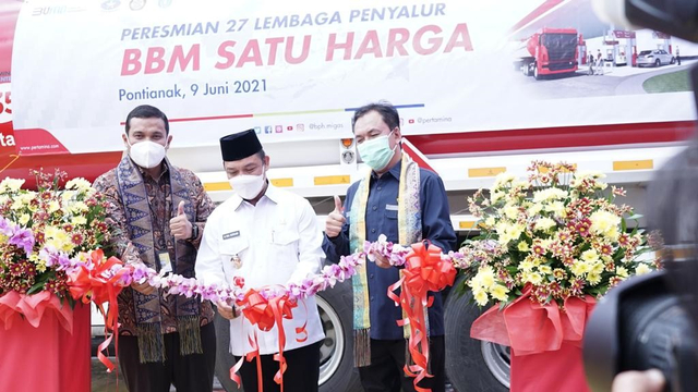 PT Pertamina Patra Niaga bersama BPH Migas meresmikan secara serentak 27 titik lembaga penyalur BBM Satu Harga di Kantor Integrated Terminal Pontianak, Rabu (9/6). Foto: Pertamina