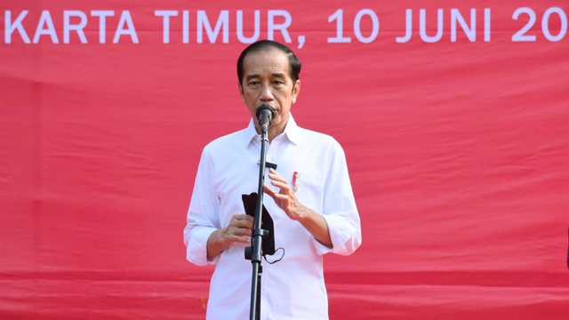 Presiden Joko Widodo memberikan keterangan pers usai meninjau vaksinasi corona di Terminal Bus Kampung Rambutan, Jakarta Timur, Kamis (10/6).  Foto: Muchlis Jr/Biro Pers Sekretariat Presiden