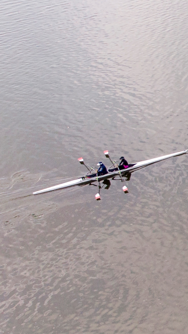 Atlet Dayung Rowing Melani Putri dan Mutiara Rahma Putri menjalani sesi latihan di air zona E tempo 20 di Pemusatan Latihan Nasional Dayung di Situ Cileunca, Pangalengan, Kabupaten Bandung, Jawa Barat, Kamis (10/6/2021). Foto: M Agung Rajasa/ANTARA FOTO