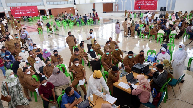 ASN Premprov Aceh mendaftar vaksinasi COVID-19 di Banda Aceh Convention Hall, Selasa (8/6) atau hari kelima pelaksanaan vaksinasi massal. Foto: Suparta/acehkini