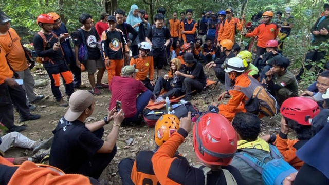 Bau Arifah atau Eva ditemukan dalam kondisi selamat oleh tim pencari gabungan di Gunung Abbo, Maros, Sulawesi Selatan. Foto: Dok. Polres Maros