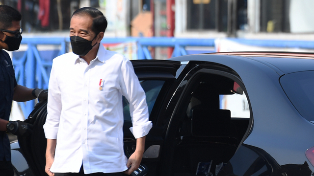 Presiden Joko Widodo turun dari mobil untuk meninjau vaksinasi COVID-19 di Terminal Kampung Rambutan, Jakarta, Kamis (10/6).  Foto: Hafidz Mubarak A/ANTARA FOTO