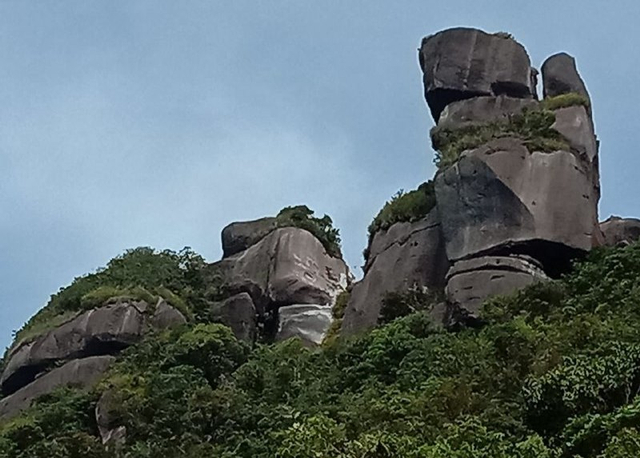 Batu Marwah di Gunung Ranai, Natuna yang longsor pada Sabtu dini hari. (Foto: Yanto/batamnews)