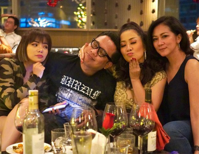 7 Potret Gofar Hilman Merangkul dan Memeluk Wanita, dari Artis hingga Sosialita (5)