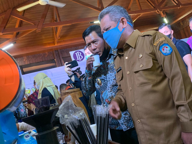 Ketika Bupati Citra Mengajak Bupati Muda Mencicipi Kopi Liberika Kayong Utara (330704)