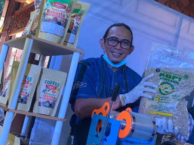 Ketika Bupati Citra Mengajak Bupati Muda Mencicipi Kopi Liberika Kayong Utara (330705)