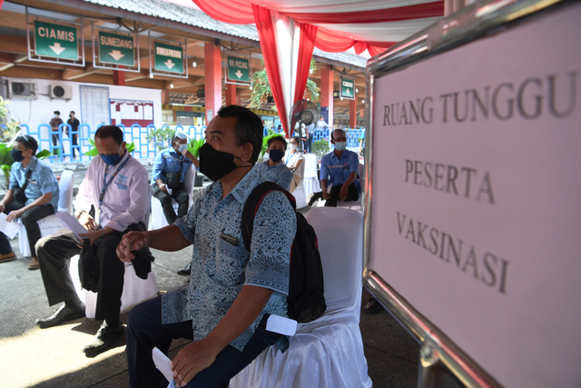 Sejumlah supir taksi menunggu disuntik vaksin COVID-19 AstraZeneca saat vaksinasi COVID-19 massal pelaku transportasi di Terminal Kampung Rambutan, Jakarta. Foto: Hafidz Mubarak A/Antara Foto