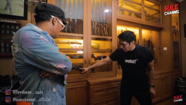 Melihat Ruangan Khusus Koleksi Senapan di Rumah Parto Patrio (25206)
