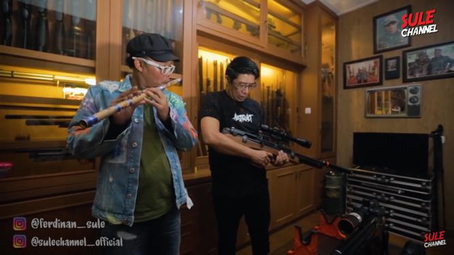 Melihat Ruangan Khusus Koleksi Senapan di Rumah Parto Patrio (25207)