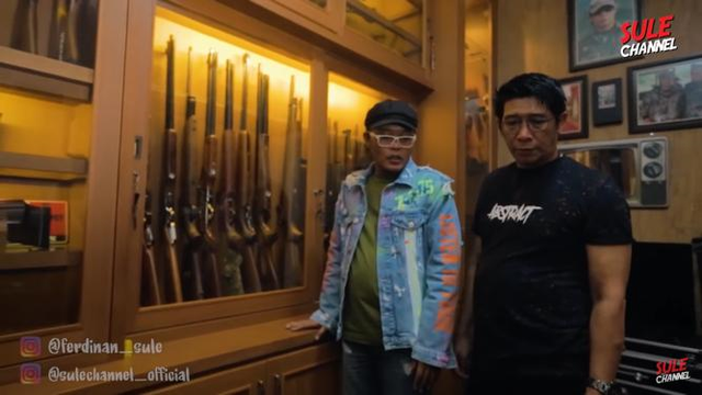 Melihat Ruangan Khusus Koleksi Senapan di Rumah Parto Patrio (25208)