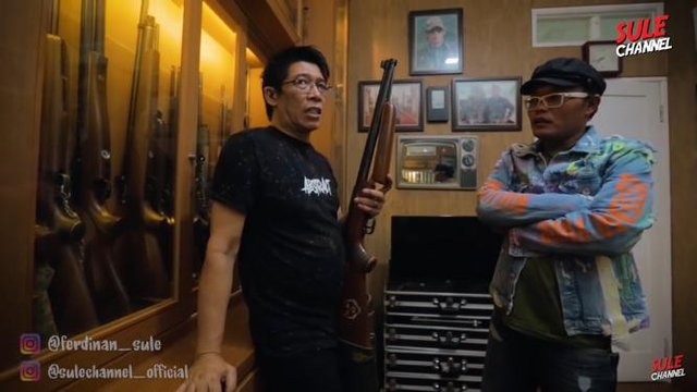 Melihat Ruangan Khusus Koleksi Senapan di Rumah Parto Patrio (25209)