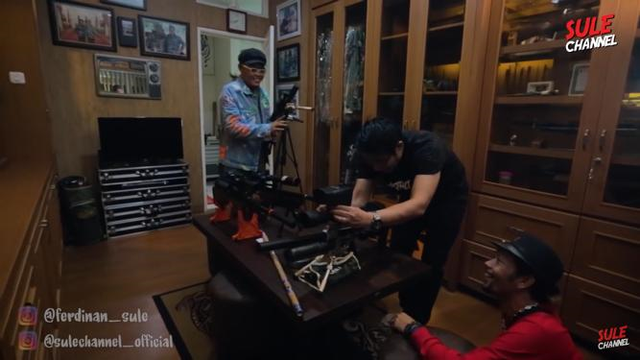 Melihat Ruangan Khusus Koleksi Senapan di Rumah Parto Patrio (25210)