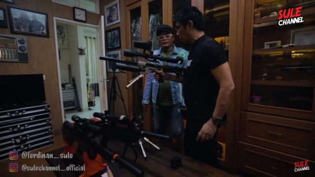 Melihat Ruangan Khusus Koleksi Senapan di Rumah Parto Patrio (25211)