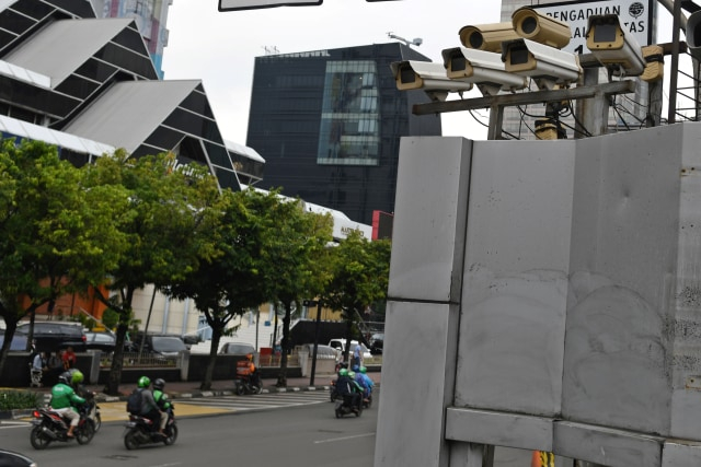 Deretan kamera pengawas atau 'closed circuit television' (CCTV) terpasang di Jalan MH Thamrin, Jakarta, Kamis (23/1/2020). Foto: ANTARA FOTO/Aditya Pradana Putra