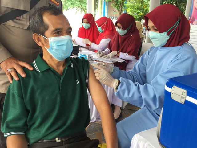 Vaksinasi Lansia di Kawasan Objek Wisata Tsunami Aceh. Foto: Zuhri Noviandi/kumparan