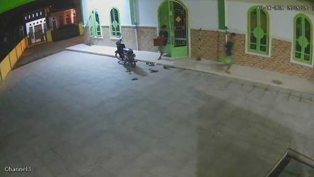 Dari CCTV di Masjid Darussalam, RT 20, Kelurahan Rawasari, Kota Jambi, tampak dua remaja mengambil kota wakaf. (Foto: Jambikita.id)