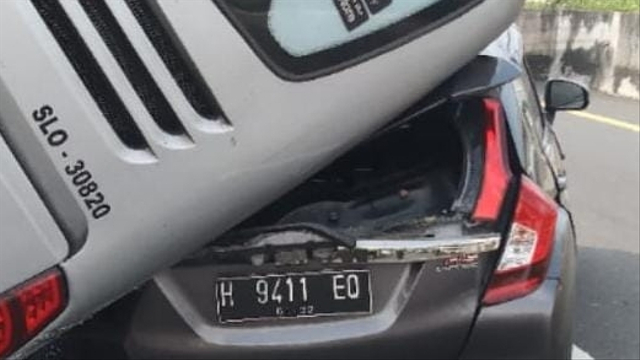 Bus Rosalia Indah Rute Magetan-Jakarta Oleng di Semarang, Timpa Honda Jazz (2)