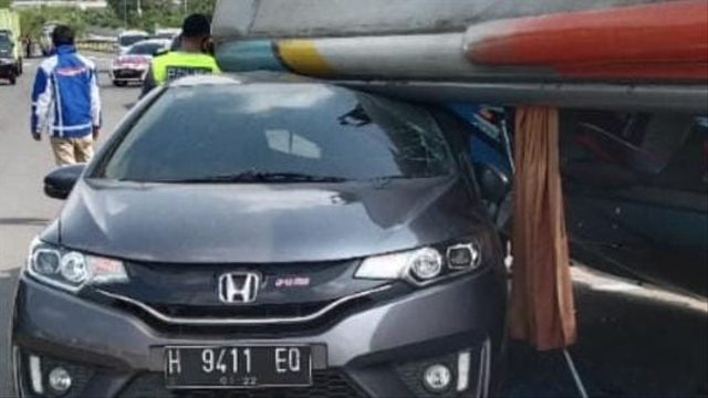 Bus Rosalia Indah Rute Magetan-Jakarta Oleng di Semarang, Timpa Honda Jazz (1)
