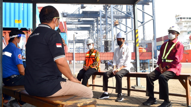 Presiden Jokowi (kedua dari kanan) berdialog dengan sopir kontainer di Tanjung Priok, Jakarta Utara. Foto: Rusman/Biro Pers Sekretariat Presiden