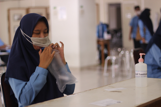 Seorang mahasiswa Universitas 'Aisyiyah Yogyakarta (UNISA) sedang melakukan tes GeNose untuk persiapan perkuliahan tatap muka. Foto: dok. UNISA