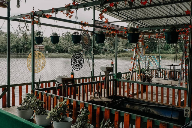 Menikmati Sensasi Makan di Atas Waduk di Cafe Apung Rowo Klampok Malang (329950)