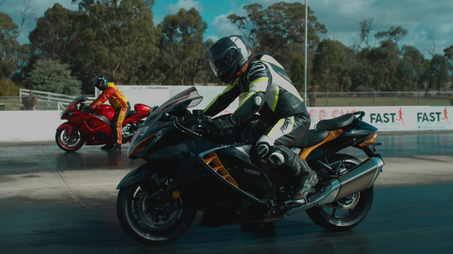 Suzuki Hayabusa 2022 (Hitam) melawan Suzuki Hayabusa 2020 (Merah). Foto: Suzuki Australia/YouTube