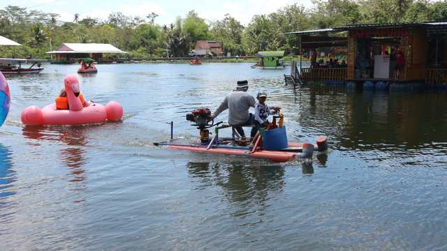 Menikmati Sensasi Makan di Atas Waduk di Cafe Apung Rowo Klampok Malang (329951)